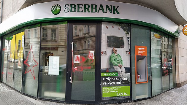 Posprejovaná poboka Sberbank v Praze na Andlu. (26. února 2022)