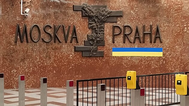 Ukrajinsk vlajka pod mozaikou Moskva - Praha ve stanici praskho metra Andl. (26. nora 2022)