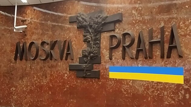 Ukrajinsk vlajka pod mozaikou Moskva Praha ve stanici praskho metra Andl. (26. nora 2022)