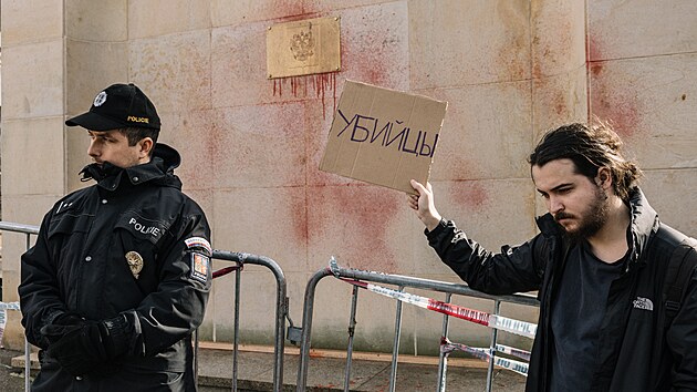 Demonstranti na protestu ped ruskou ambasdou v Praze postkali ze budovy ervenou barvou. (24. nora 2022)