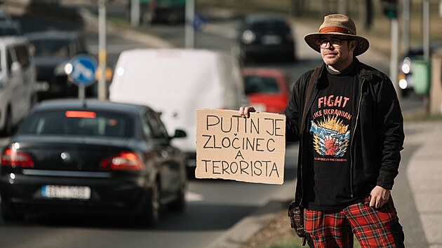 Demonstranti na protestu ped ruskou ambasdou v Praze (24. nora 2022)