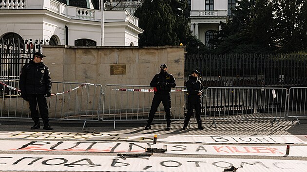 Demonstranti na protestu ped ruskou ambasdou v Praze postkali ze budovy ervenou barvou. (24. nora 2022)