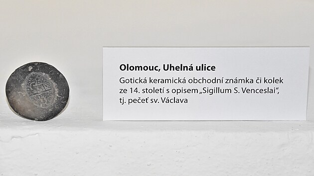 Vystaven keramick pedmty v olomouck radnin vi se vztahuj k obchodu, dlkovm trasm a emeslu. Odbornci vybrali exponty od 12. do potku 16. stolet.