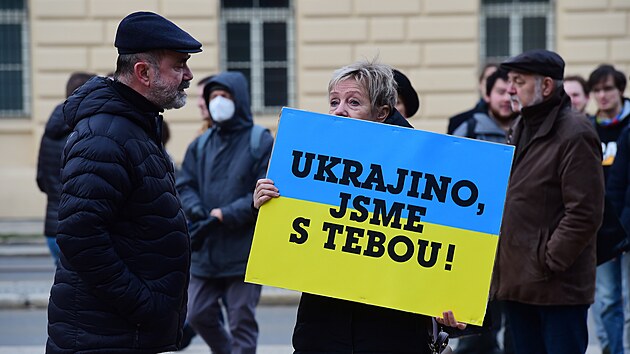 Na protest proti napaden Ukrajiny Ruskem se seli lid 24. nora 2022 u sochy T. G. Masaryka na ikov nmst v Olomouci.