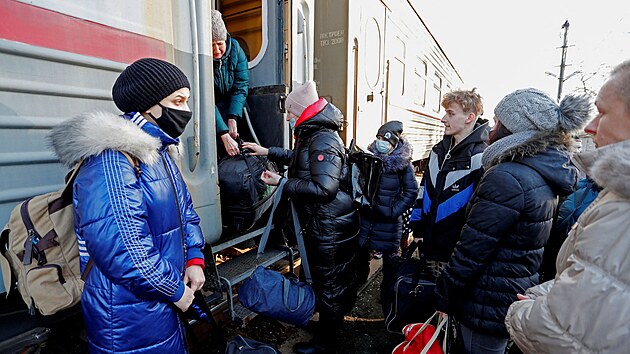 Lid v Doncku na vchodn Ukrajin nastupuj do vlaku mcho do Ruska. (20. nora 2022)