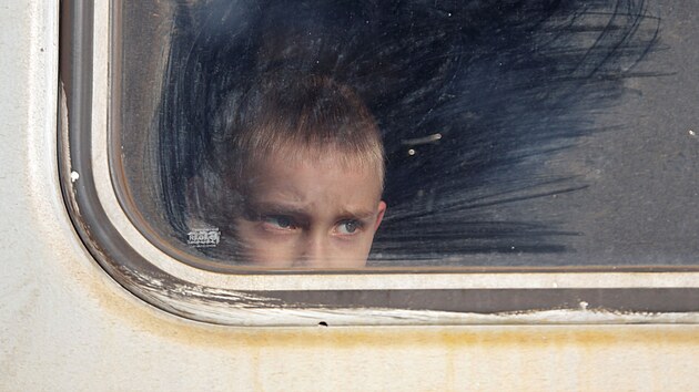 Chlapec sed v Doncku ve vlaku smujcho do Ruska. (20. nora 2022)