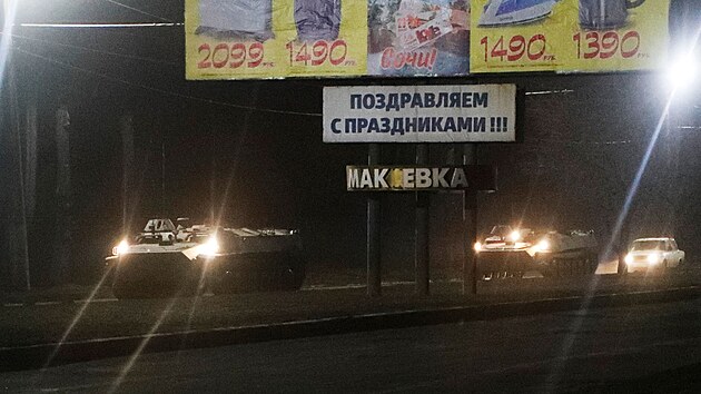 Rusk armdn vozidla v ulicch msta Donck na vchodn Ukrajin. (22. nora 2022)