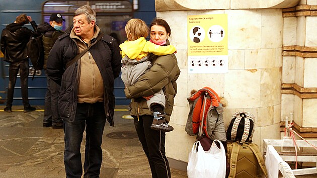 Lid se ukrvaj ve stanici kyjevskho metra pot, co rusk prezident Vladimir Putin povolil vojenskou operaci na Ukrajin. (24. nora 2022)