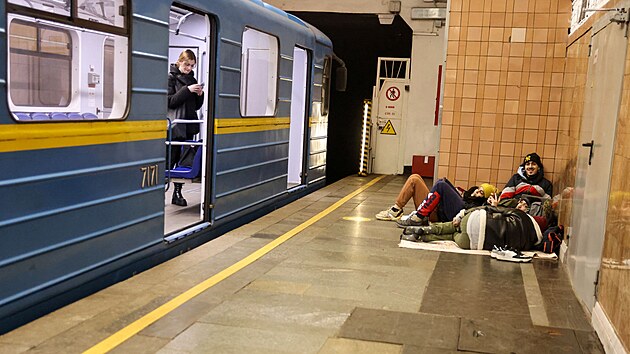 Lid v Kyjev sed na podlaze stanice metra, kterou pouvaj jako protileteck kryt. (25. nora 2022)
