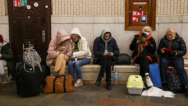 Lid v Kyjev sed na podlaze stanice metra, kterou pouvaj jako protileteck kryt. (24. nora 2022)