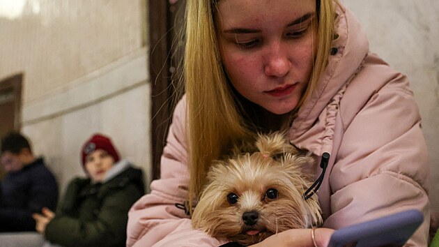 Lid v Kyjev sed na podlaze stanice metra, kterou pouvaj jako protileteck kryt. (24. nora 2022)