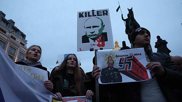 Lid demonstruj proti rusk invazi na Ukrajinu na Vclavskm nmst v Praze. (24. nora 2022)