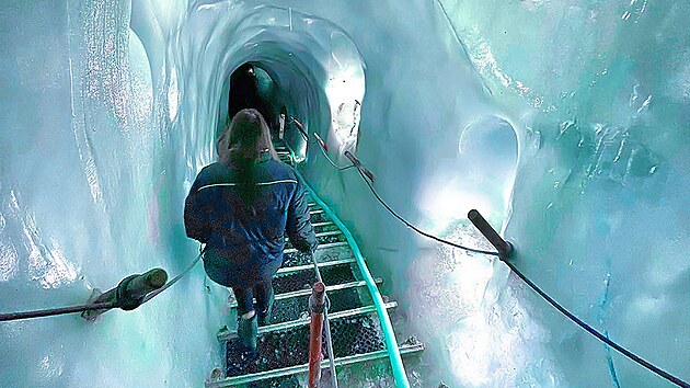 Natur Eis Palast neboli ledov palc je svtov ojedinl prodn klenot,  jak stoj uvedeno na strnkch www.natureispalast.info. Ano, rozhodn je to pinejmenm mimodn zitek v nitru ledovce Hintertuxer Gletscher na konci tyrolskho dol Zillertal.