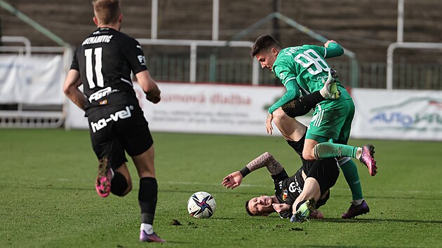 Ostravsk obrnce Ji Fleiman se sna zastavit prnik Antonna Vanka z Bohemians.