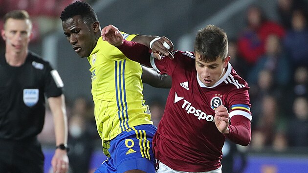 Adam Hlo�ek ze Sparty bojuje o m�� se zl�nsk�m Cheickem Cond�m.