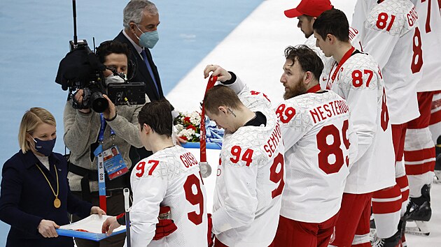 Rut hokejist Vadim ipaov (87), Nikita Nstrov (89), Kirill Semjonov (94) a Nikita Gusev dostvaj stbrn medaile po prohranm olympijskm finle.