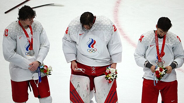 Brankář Ivan Fedotov si jako jeden z mála ruských hokejistů nenasadil stříbrnou medaili po prohraném olympijském finále. (21. února 2022)
