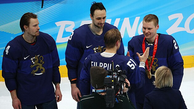 Zkuen kapitn finskch hokejist Valtteri Fillpula (51) pedv svm spoluhrm zlat medaile. Ruku si podv s bekem Villem Pokkou (2), vedle nho dle stoj kolegov z obrany Niklas Friman (3) a Mikko Lehtonen (4).