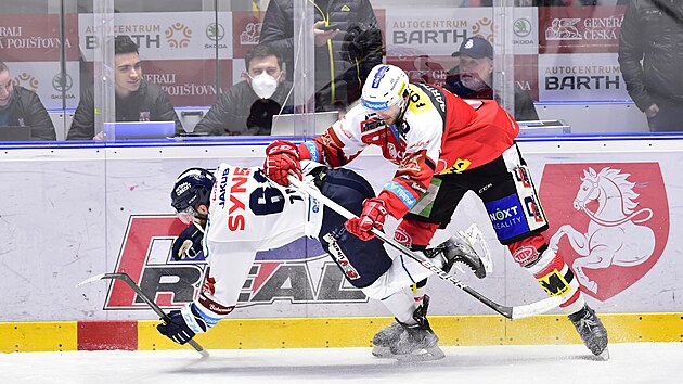 Utk�n� 55. kola hokejov� extraligy: HC Dynamo Pardubice - B�l� Tyg�i Liberec. Marek Zachar z Liberce a Jan Zdr�hal z Pardubic (vpravo) v osobn�m souboji