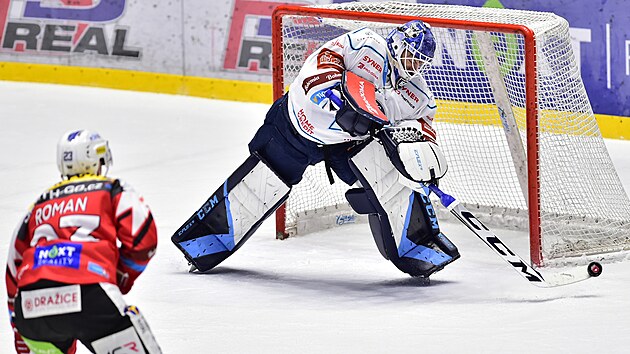 Utk�n� 55. kola hokejov� extraligy: HC Dynamo Pardubice - B�l� Tyg�i Liberec. Zleva Ond�ej Roman z Pardubic a brank�� Petr Kv��a z Liberce.