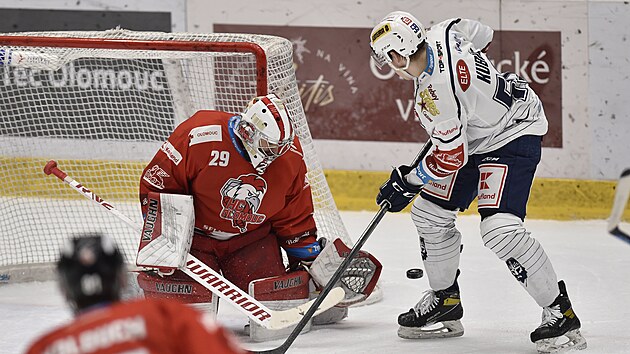 Utkn 55. kola hokejov extraligy: HC Olomouc - Ryti Kladno. Zleva brank Olomouce Jan Luk a Adam Kubk z Kladna