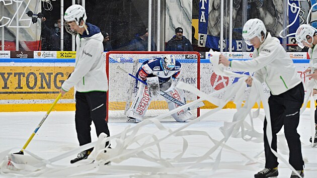 55. kolo hokejové extraligy: HC Kometa Brno - HC Verva Litvínov. Nespokojení fanoušci Komety naházeli konfety na hrací plochu.