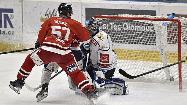 Utkn 55. kola hokejov extraligy: HC Olomouc - Ryti Kladno. Zleva Rostislav Olesz z Olomouce, Ji Tichek z Kladna a brank Kladna Landon Bow