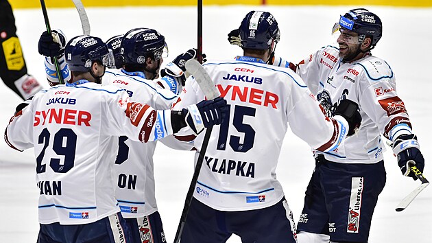 Utk�n� 55. kola hokejov� extraligy: HC Dynamo Pardubice - B�l� Tyg�i Liberec. Hokejist� Liberce se raduj� z g�lu.