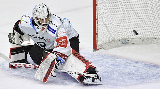 Utkn 48. kola hokejov extraligy: Bl Tygi Liberec - HC Energie Karlovy Vary. Druh gl inkasuje brank Karlovch Var tpn Luke.