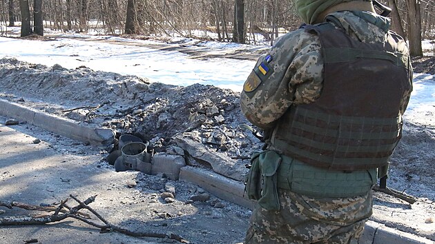 Po ostelovn v ukrajinskm Charkov le pouzdro s raketou. (24. nora 2022)