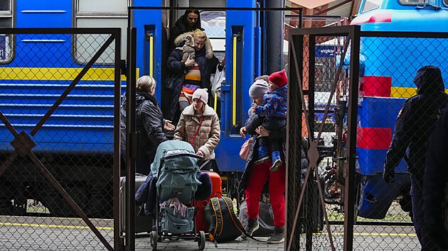 Lid prchajc ped konfliktem ze sousedn Ukrajiny pijdj na vlakov ndra Pemyl v Polsku. (25. nora 2022)