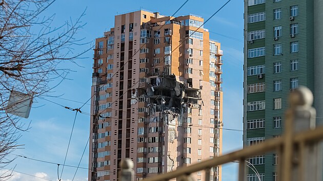 Obytný dm v Kyjev pokozený ruským ostelováním (26. února 2022)