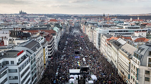 Desetitisce lid protestovaly v Praze na Vclavskm nmst proti rusk invazi na Ukrajinu. (27.nora 2022)