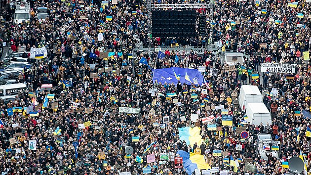 Desetitisce lid protestovaly v Praze na Vclavskm nmst proti rusk invazi na Ukrajinu. (27. nora 2022)