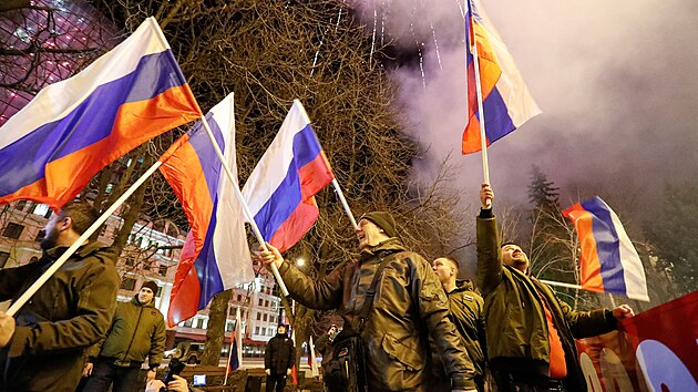 Proruští separatisté oslavují nezávislost Luhanské lidové republiky a Doněcké lidové republiky, kterou podepsal ruský prezident Vladimir Putin. (21. února 2022)