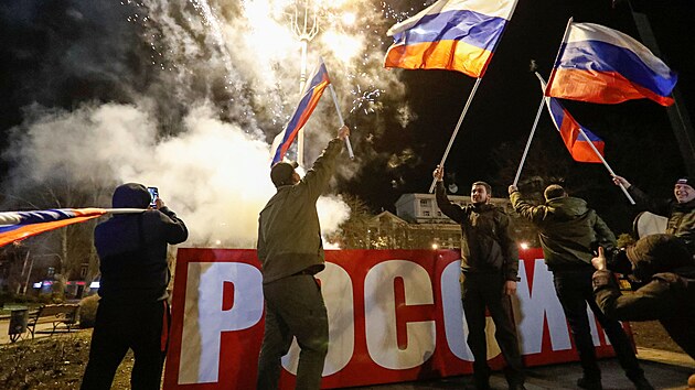 Prorut separatist oslavuj nezvislost Luhansk lidov republiky a Donck lidov republiky, kterou podepsal rusk prezident Vladimir Putin. (21. nora 2022)