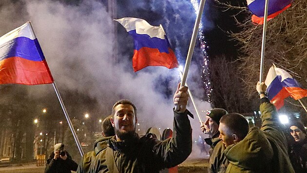 Prorut separatist oslavuj nezvislost Luhansk lidov republiky a Donck lidov republiky, kterou podepsal rusk prezident Vladimir Putin. (21. nora 2022)