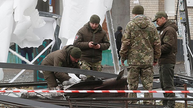 Policejn dstojnk prozkoumv zbytky bomby v ulicch Kyjeva. (24. 2. 2022)