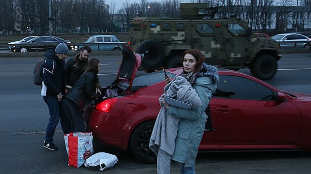 Lid nakldaj do aut nejnutnj vci a utkaj z Kyjeva, do nj proud ukrajinsk vojensk jednotky. (24. 2. 2022)
