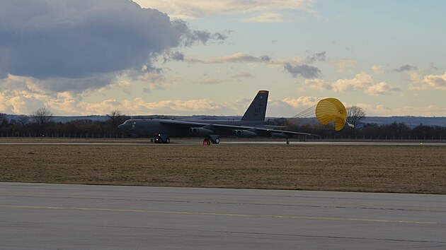 Americký bombardér B-52 na ostravském letišti v Mošnově (21. 2. 2022)