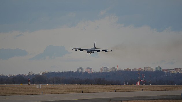 Americk bombardr B-52 na ostravskm letiti v Monov (21. 2. 2022)