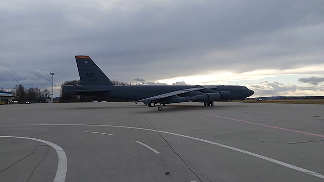 Americk bombardr B-52 na ostravskm letiti v Monov (21. 2. 2022)