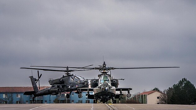 Americké bitevní vrtulníky AH-64 Apache v Litvě