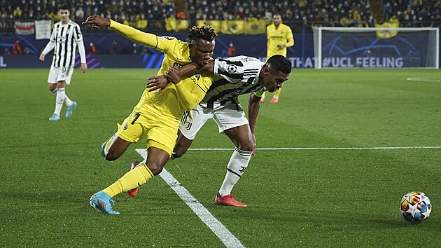 Samuel Chukwueze (Villarreal) se sna obejt Alexe Sandra z Juventusu.