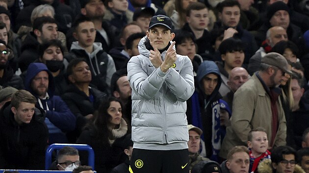 Trenr Chelsea Thomas Tuchel gestikuluje v osmifinle Ligy mistr.