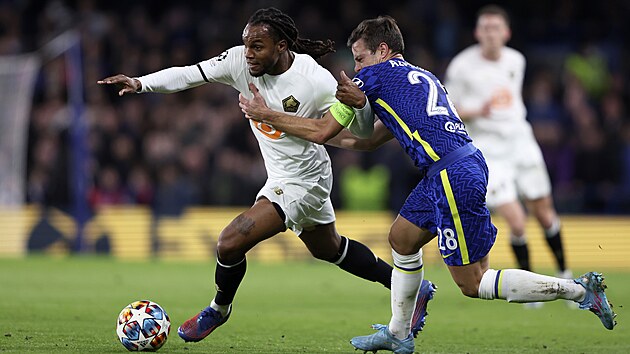 Renato Sanches (Lille) unik Csaru Azpilicuetovi z Chelsea.