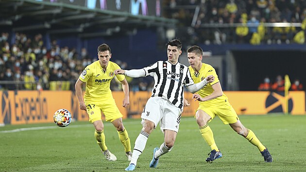 lvaro Morata (Juventus) mezi dvma hri Villarrealu.