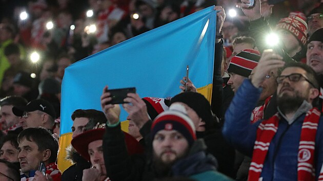 Slvistit fanouci si pinesli jako symbolickou podporu Ukrajiny vlajku.