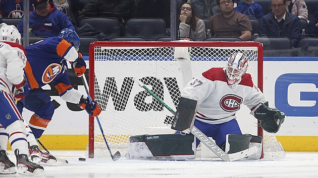 Brank Andrew Hammond z Montrealu zasahuje v utkn proti New York Islanders.