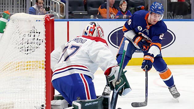 Brock Nelson z New York Islanders neuspl, montrealsk Andrew Hammond jeho pokus zlikvidoval.